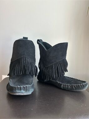 Manitobah Mukluks Black Suede Fringe “Okotoks” Short Moccasin Boots